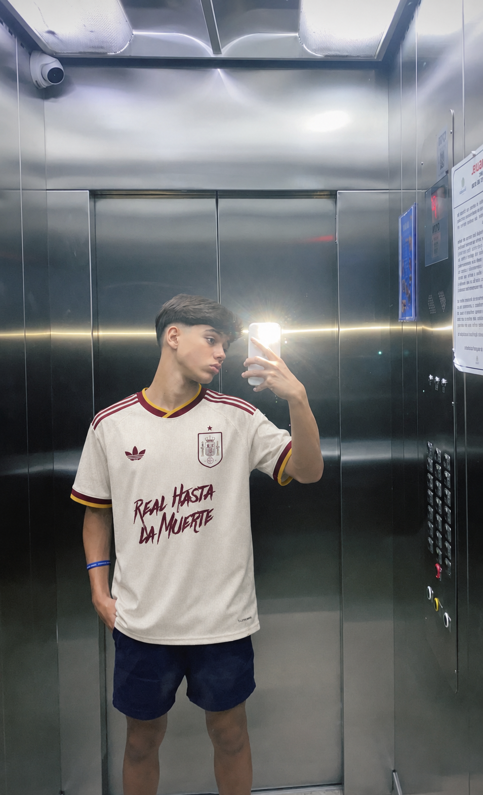 Foto de Carlos Cabrera con su camiseta