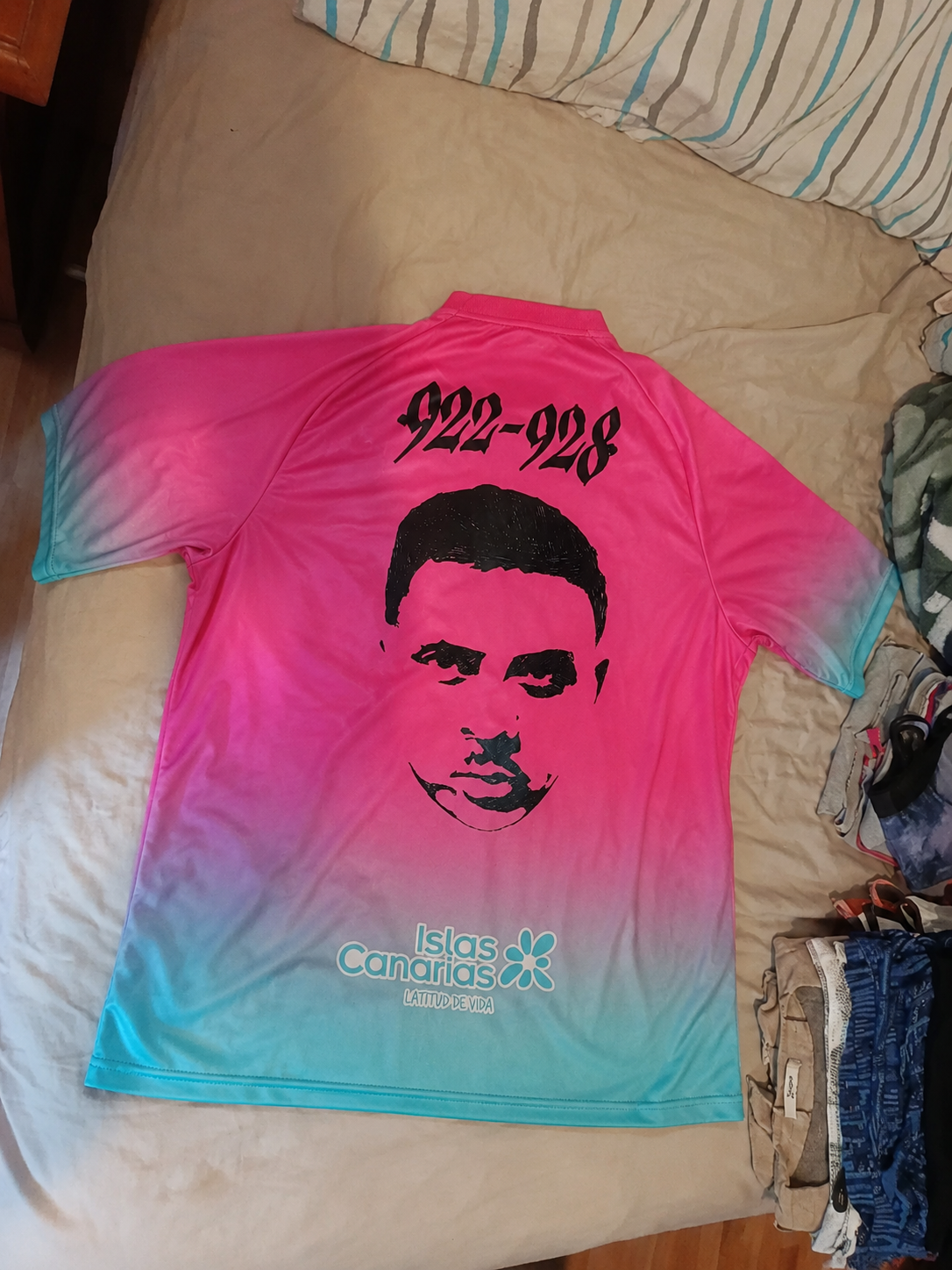 Foto de Alejandro Ruiz con su camiseta