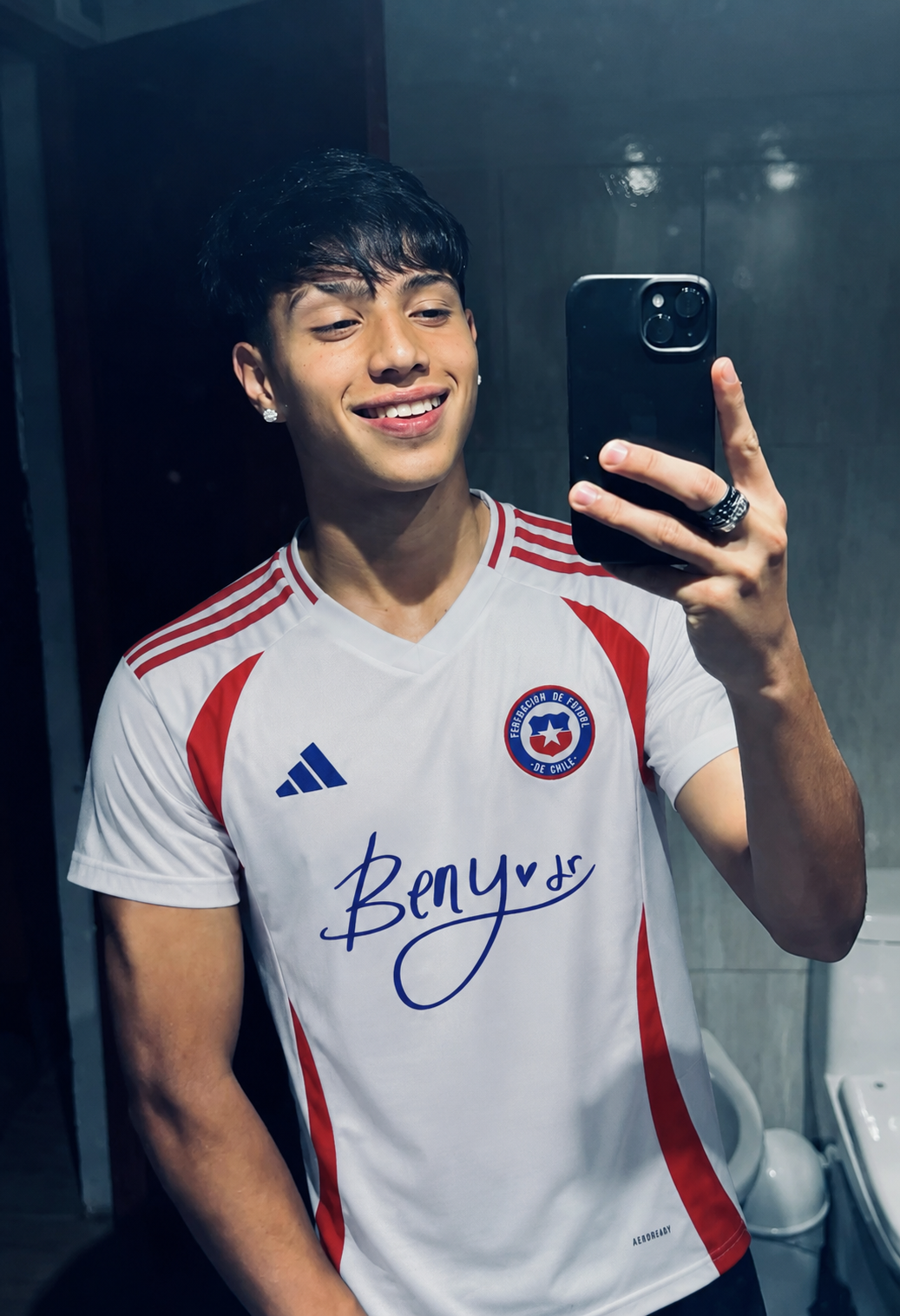 Foto de Víctor Hernández con su camiseta