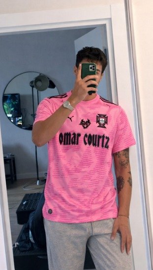 Foto de Laura Fernández con su camiseta