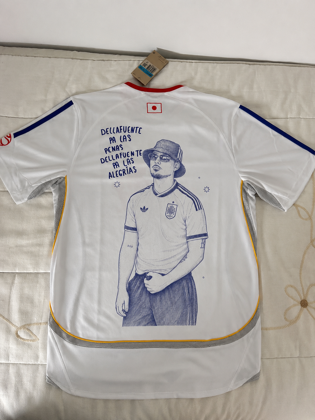 Foto de Adrián López con su camiseta